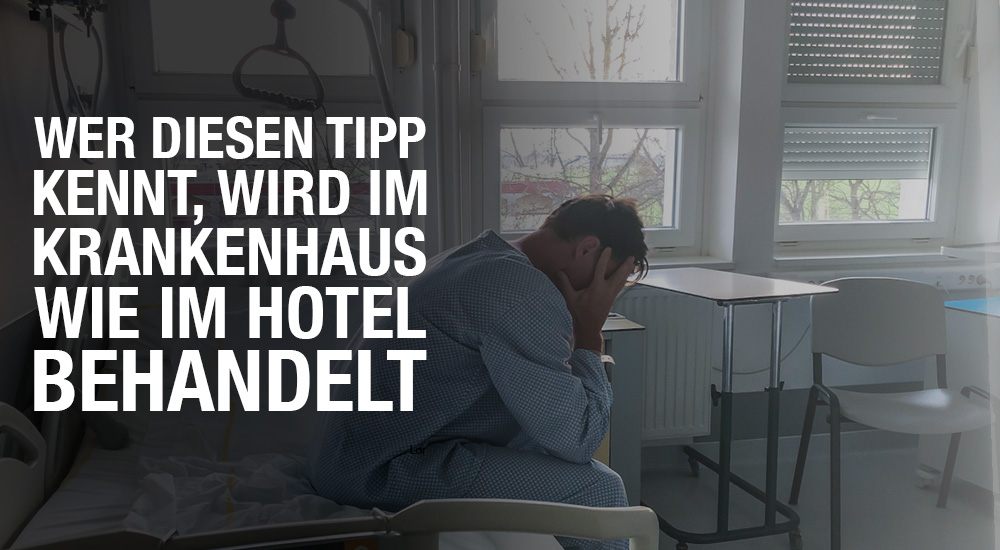 Mann sitzt im Krankenhausbett
