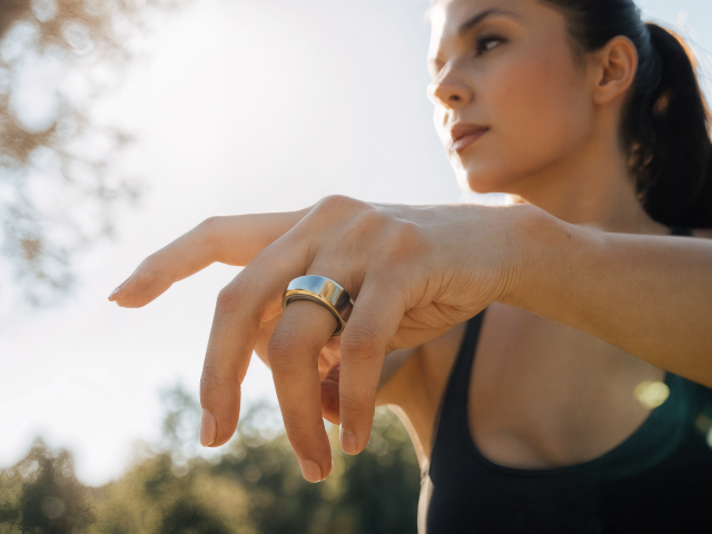 Sportliche Frau im Freien, Nahaufnahme der Hand mit getragenem Fitness-Smart-Ring.