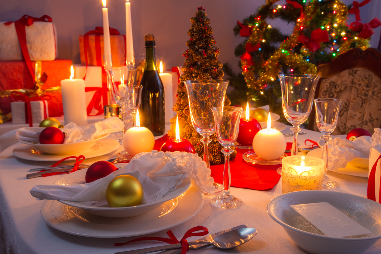 Traditionalle weihnachten, gedeckter Tisch