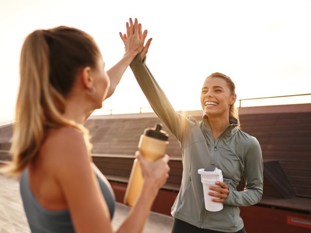 Zwei junge Frauen beim Sport machen