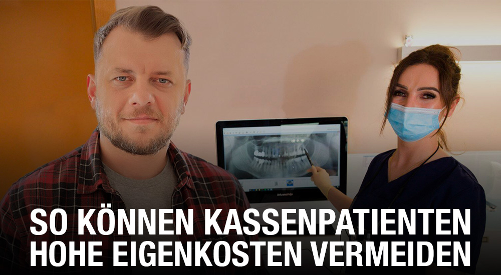 Mann und Arzthelferin in der Zahnarztpraxis vor R&ouml;ntgenbild mit &Uuml;berschrift SO K&Ouml;NNEN KASSENPATIENTEN HOHE EIGENKOSTEN VERMEIDEN